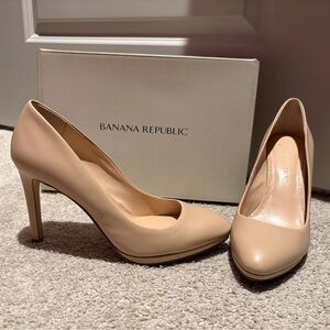 Banana Republic Cream Stiletto Heels with Pointed Toe